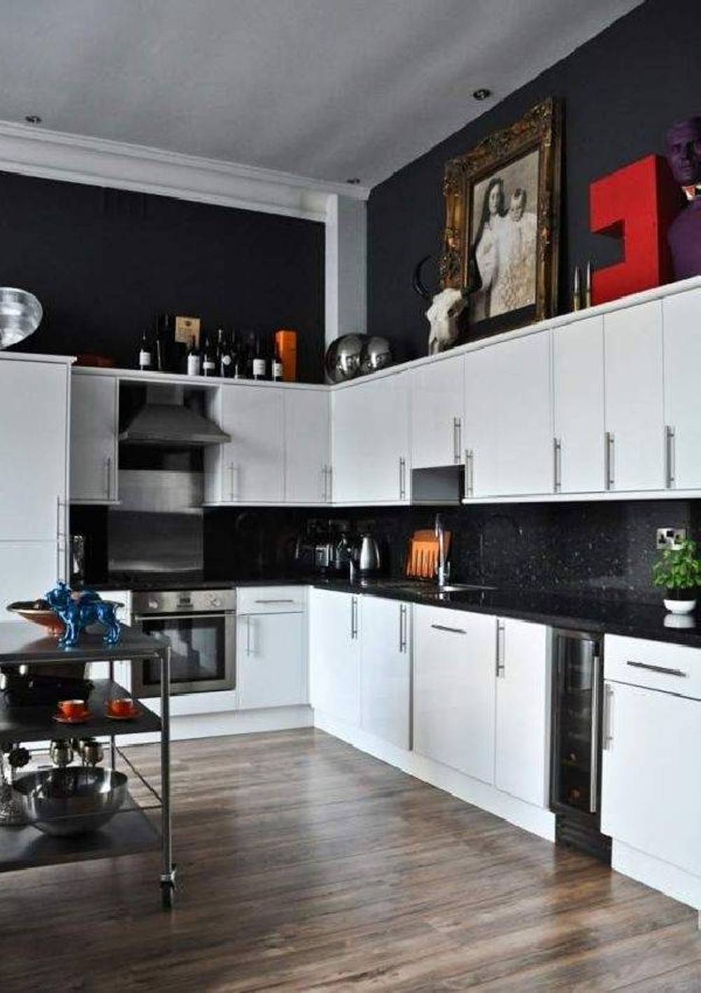 Black and White Kitchen Decor to Feed Exclusive and Modern Passion