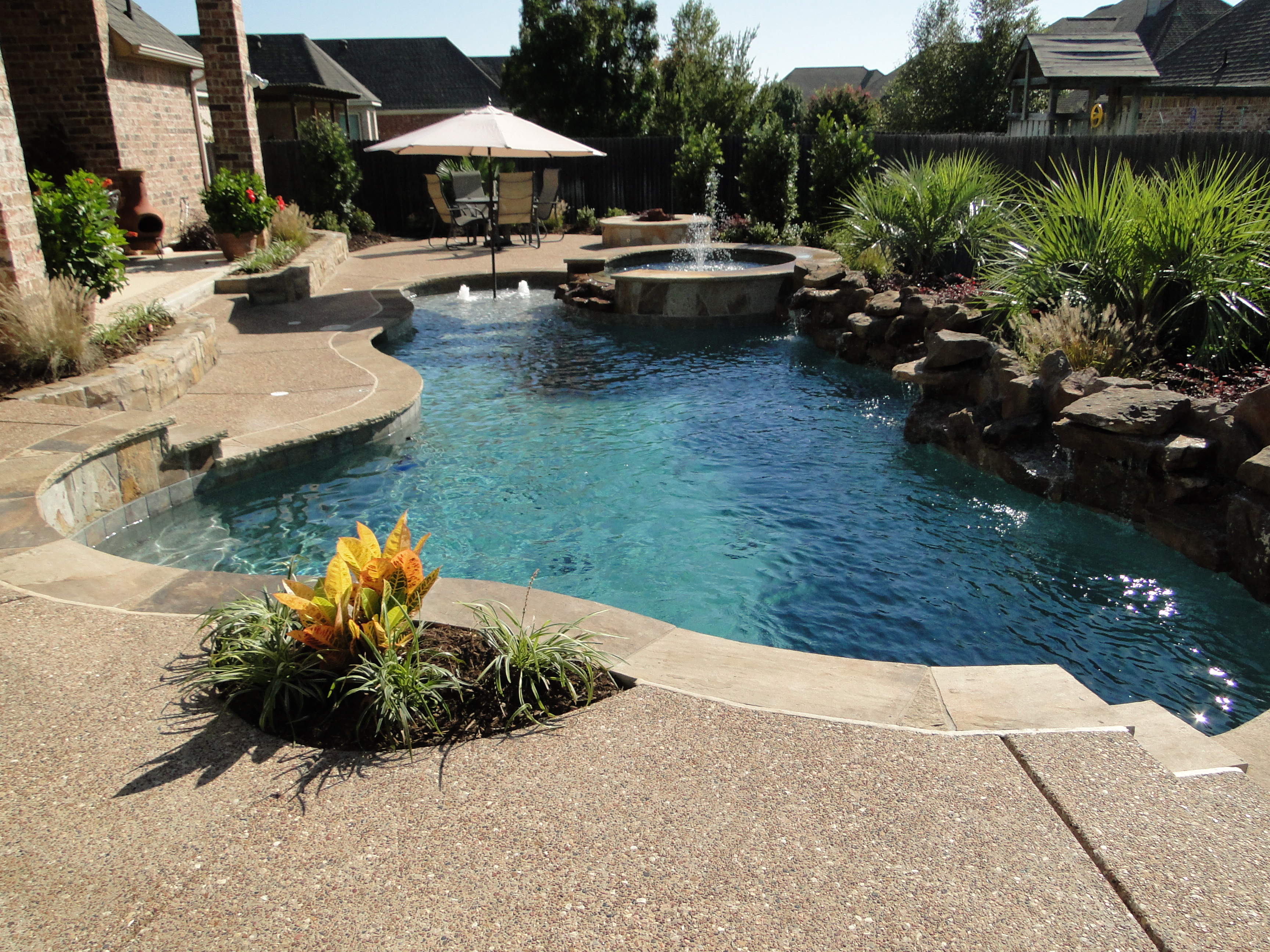 Backyard Pool Landscaping Ideas | HomesFeed