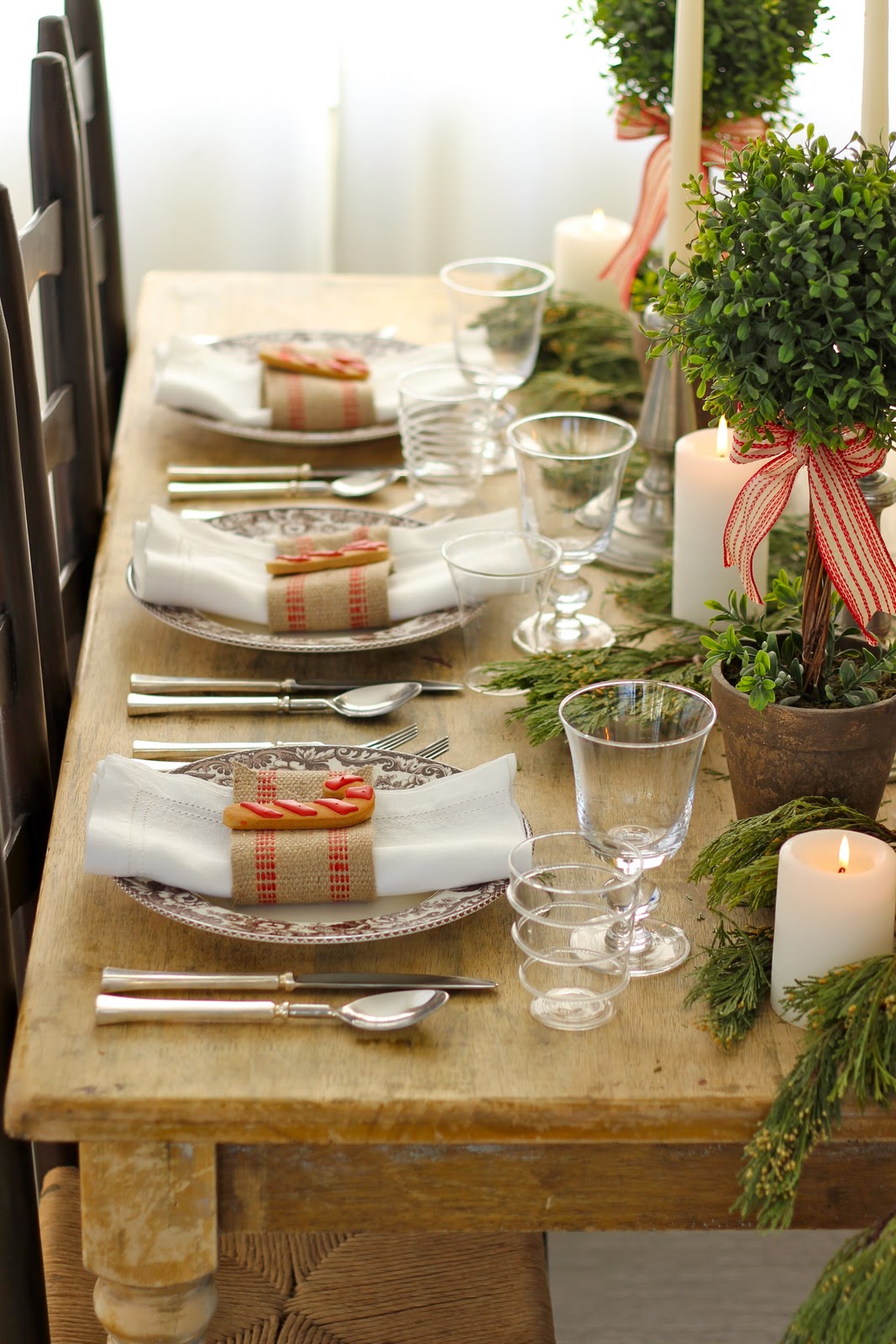 Beautiful Christmas Centerpiece with Adorable Red and White | HomesFeed